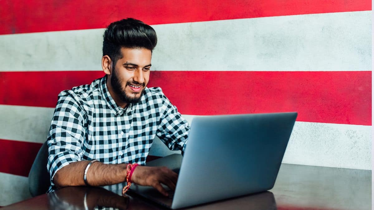 उम्मीदवार आधिकारिक वेबसाइट rrbapply.gov.in पर जाकर आवेदन कर सकेंगे। (प्रतीकात्मक-फ्रीपिक)